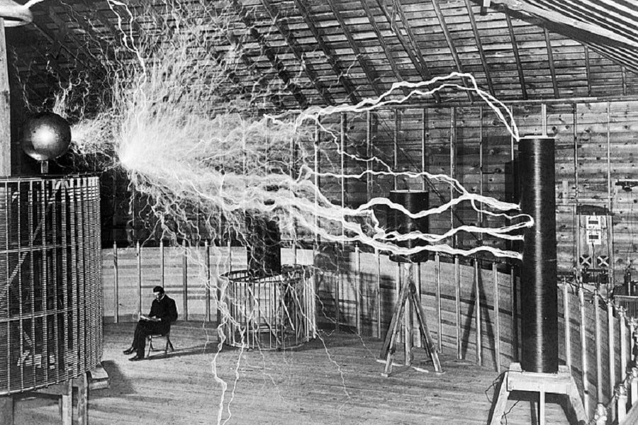 Nikola Teslaren asmakizunak: mundua aldatu zuten benetako eta imajinatutako asmakizunak