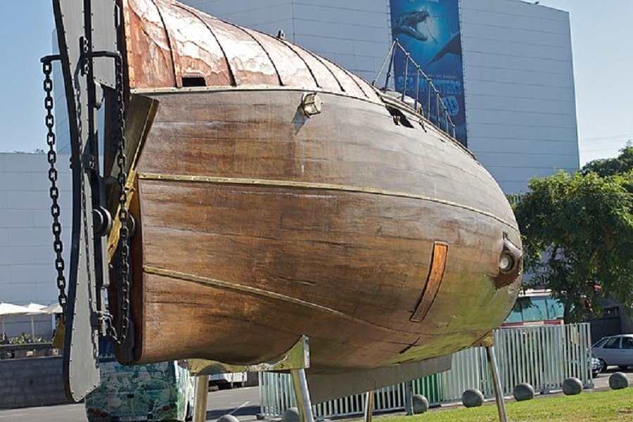 Ensimmäinen sukellusvene: vedenalaisen taistelun historiaa